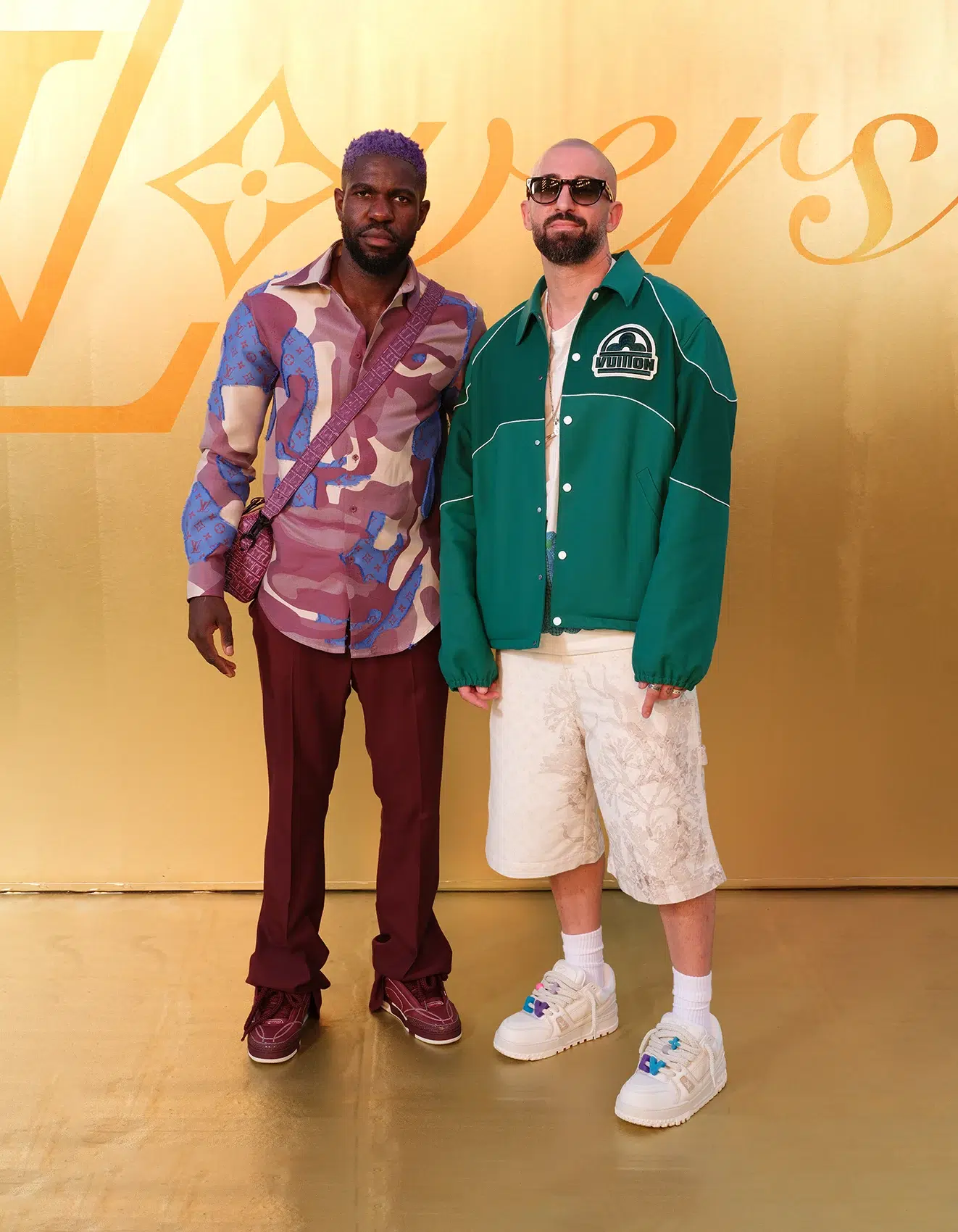 Samuel Umtiti y el artista Silni posan en el desfile de Louis Vuitton en la Semana de la Moda de París