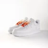 Lacci rossi sfumati Fragola di Sweetlaces su un paio di scarpe Nike Air Force 1 Low