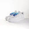 Lacci blu ghiaccio di Sweetlaces su un paio di Nike Air Force 1 Low