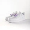 Lacci viola sfumati Lila di Sweetlaces su un paio di Nike Air Force 1 Low