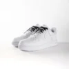 Lacci neri Oreo sfumati di Sweetlaces su un paio di Nike Air Force 1 Low