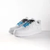 Lacci sfumati blu tuono di Sweetlaces su un paio di Nike Air Force 1 Low