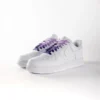 Lacci viola sfumati di Sweetlaces su un paio di Nike Air Force 1 Low