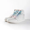 Lacci sfumati blu Baby Love di Sweetlaces su un paio di Nike Air Jordan 1 Highs