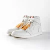 Lacci sfumati arancione carota di Sweetlaces su un paio di Nike Air Jordan 1 Highs