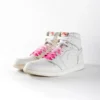 cordones rosas Flamingo de Sweetlaces en un par de Nike Air Jordan 1 Highs