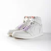 Lacci viola Lila di Sweetlaces su un paio di Nike Air Jordan 1 High